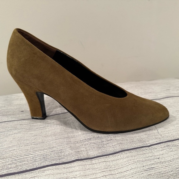 Charles Jourdan Brown Suede Heels/size 8M - Picture 2 of 13
